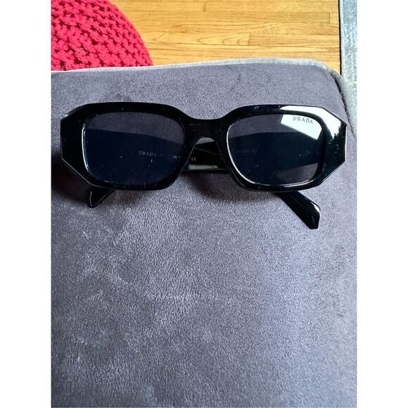 😎🔥PRADA  iconic classic sunglasses, sleek black design , And all one piece mak - Picture 7 of 15